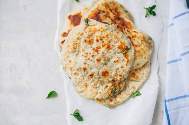 Hint gözleme - Herb paratha fırın kağıt üzerinde dolması