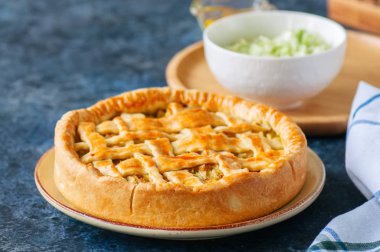 Ev yapımı genç lahana pasta bir tabakta lapa lapa hamur ürünleri. 