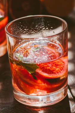 Kan portakalı su veya cam bir w üzerinde infüzyon su yenileme