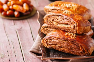 Çikolata ve fındık doldurma ile rulo geleneksel Türk pasta 
