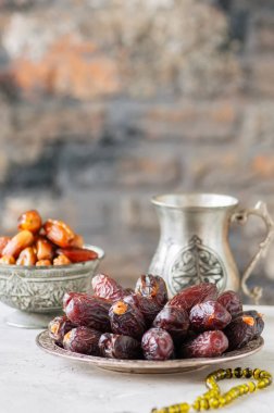 Kurutulmuş tarihleri veya kurma vintage bir tabak içinde çeşitli. 