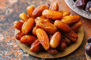 Kurutulmuş tarihleri veya vintage bir tabak içinde kurma, yakın çekim. 