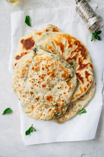 Hint gözleme - Herb paratha fırın kağıt üzerinde dolması