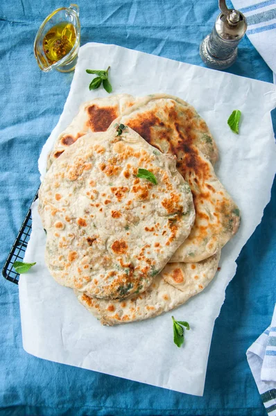 Hint gözleme - Herb paratha fırın kağıt üzerinde dolması
