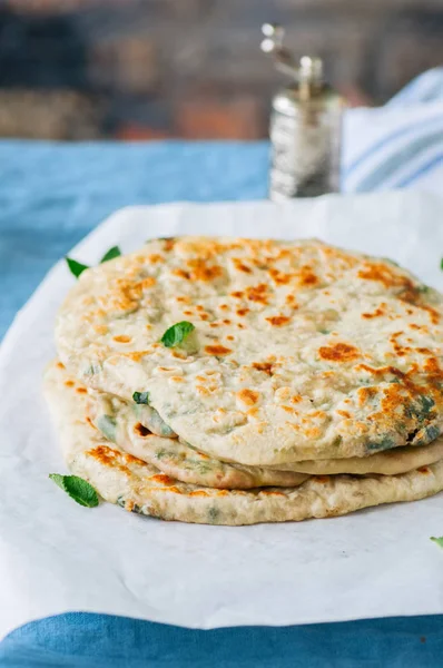 Індійські коржі - трава фаршировані paratha на випічки паперу — стокове фото