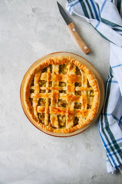 Tarte au chou maison jeune à partir de pâte feuilletée servie sur une assiette . — Photo