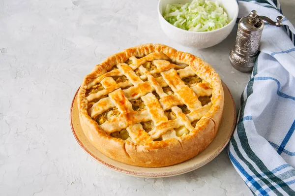 Tarte au chou maison jeune à partir de pâte feuilletée servie sur une assiette . — Photo