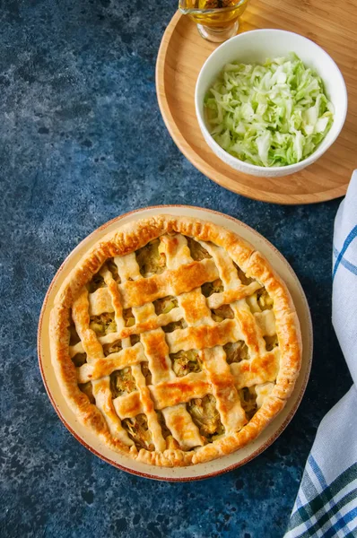 Tarte au chou maison jeune à partir de pâte feuilletée servie sur une assiette . — Photo