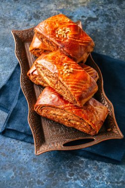 Çikolata ve fındık doldurma ile rulo geleneksel Türk pasta 