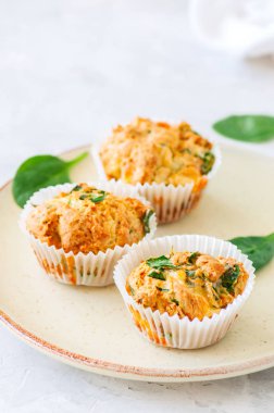 Lezzetli patates ıspanak ve peynir kek bir tabakta. Beyaz 