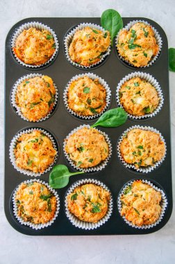 Lezzetli patates kek pişirme formdaki ıspanak ve beyaz. Beyaz s