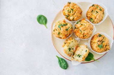 Lezzetli patates ıspanak ve peynir kek bir tabakta. Beyaz 