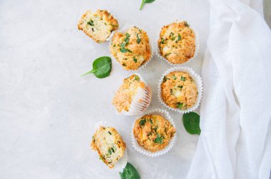 Lezzetli patates ıspanak ve peynir kek üzerinde beyaz bir taş backgrou