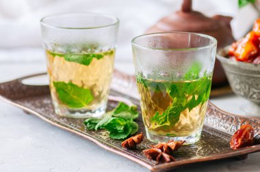 Vintage bir tepsi üzerinde tarihleri ile geleneksel Fas nane çayı. Whit