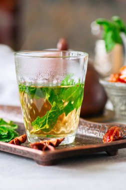 Vintage bir tepsi üzerinde tarihleri ile geleneksel Fas nane çayı. Whit