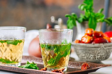 Vintage bir tepsi üzerinde tarihleri ile geleneksel Fas nane çayı. Whit