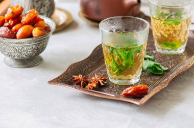 Vintage bir tepsi üzerinde tarihleri ile geleneksel Fas nane çayı. Whit