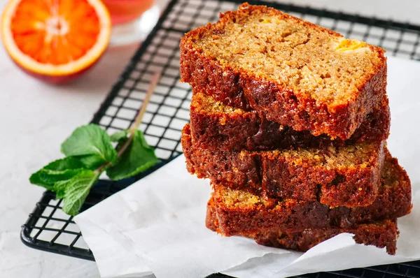 Skivor av blodapelsin vegetarisk pund kaka på en tråd rack. WHI — Stockfoto