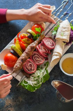 Sebze ve baharatlı et kebabı..