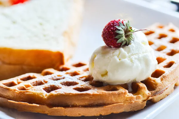 Waffle com sorvete e morango. Conceito de pequeno almoço . — Fotografia de Stock