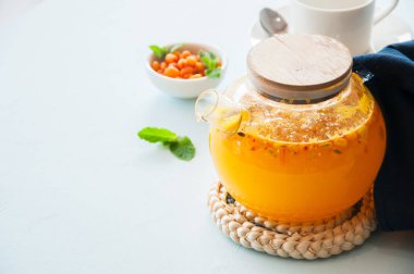 Cam çaydanlıkta sağlıklı deniz dikenli çay.