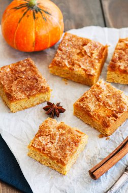 Ahşap arka planda balkabağı mısır unu barları.