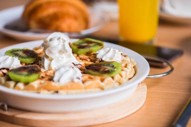 Belçika waffle 'ı, meyve suyu ve kruvasan..