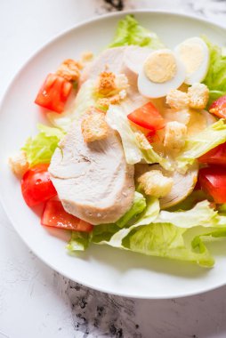 Izgara tavuk sebzesi ve yumurta salatası.