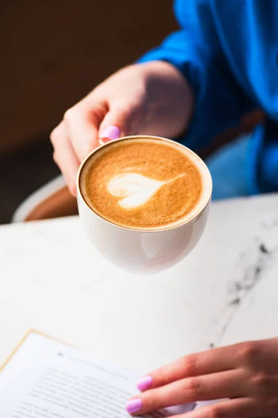 Mulher mão segurando copo de cappuccino. Fechar . — Fotografia de Stock