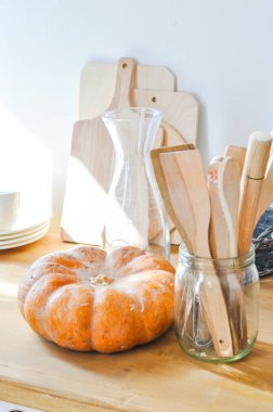 Balkabağı ve mutfak malzemeleri masanın üstünde. Kapat.. 