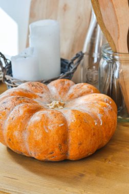 Balkabağı ve mutfak malzemeleri masanın üstünde. Kapat.. 