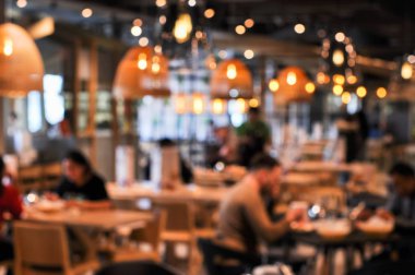 Kafenin arka planında bulanıklık var. Yaşam tarzı konsepti.