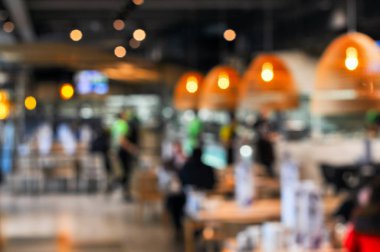 Kafenin arka planında bulanıklık var. Yaşam tarzı konsepti.