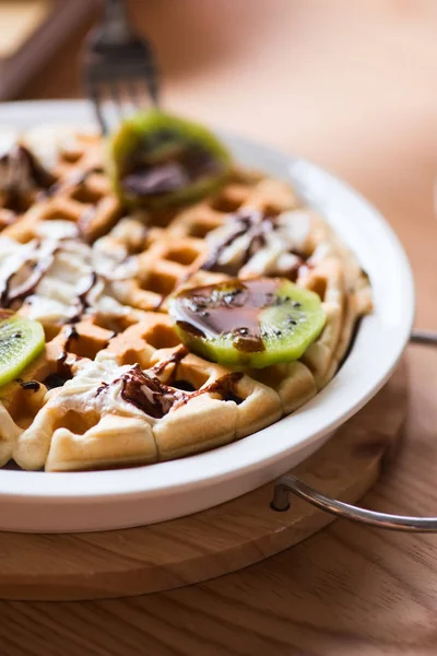 Belgische Waffeln in einem weißen Teller. Frühstückskonzept. — Stockfoto