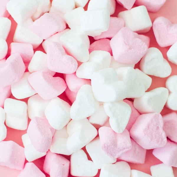 ピンクのふわふわハート型のマシュマロキャンディの背景. — ストック写真