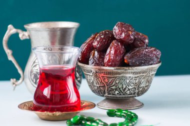 Eski bir kase ve bir bardak Türk çayı içinde Medjoul kurma. Kapat..