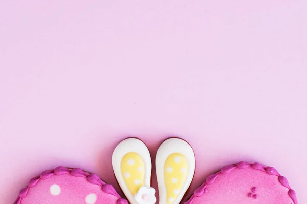 Ostern Hintergrundkonzept Gepunktete Ostereier Und Hasenohrkekse Auf Rosa Hintergrund Ansicht — Stockfoto