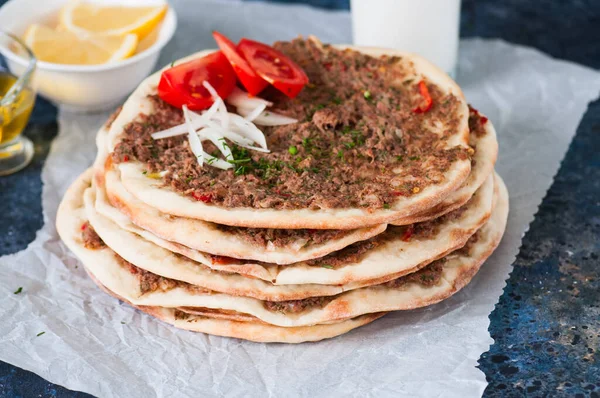 Lahmacun Турецкая Традиционная Кухня Лепешки Мясом Специями Обычно Подается Большим — стоковое фото