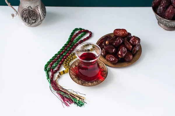 Kadehte Türk çayı olan antika bir kasede kurutulmuş medijul tarihleri. Kapat..