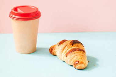 Tek kullanımlık kahve ve kruvasan. Yemek kavramını kaldır.. 