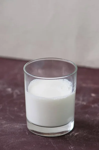 Een Glas Melk Transparant Glas Bruine Ondergrond — Stockfoto