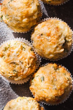 Baharatlı baharatlı otlar ve peynirli çörekler kasede. Gri taş arka plan. Kapat..