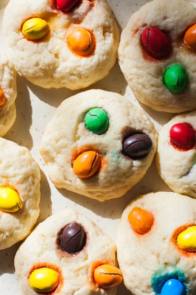 Galletas Caseras Con Dulces Colores Servidos Plato Sobre Fondo Gris — Foto de Stock