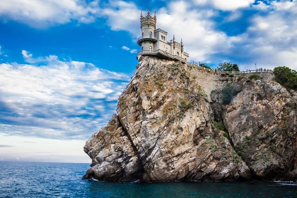 Castle on the edge of a cliff near the sea — Stock Photo, Image