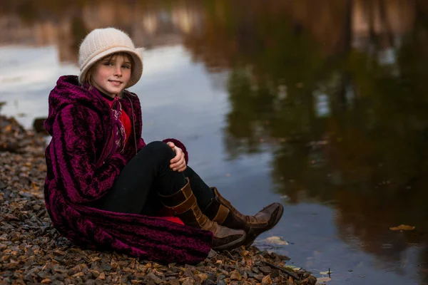 Дівчина в парку біля озера — стокове фото