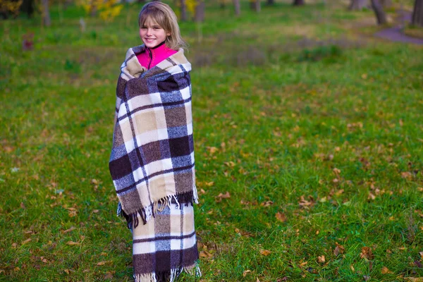 따뜻한 담요에 공원에서 소녀 — 스톡 사진