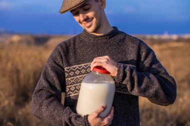 Süt ile mutlu gülen adam
