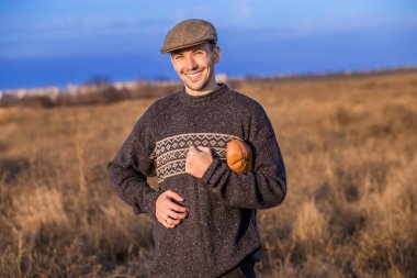 Mutlu adamla genç taze ekmek açık
