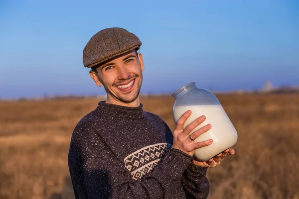 Счастливый кузнец с молоком — стоковое фото