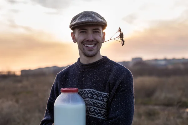 Счастливый кузнец с молоком на закате — стоковое фото